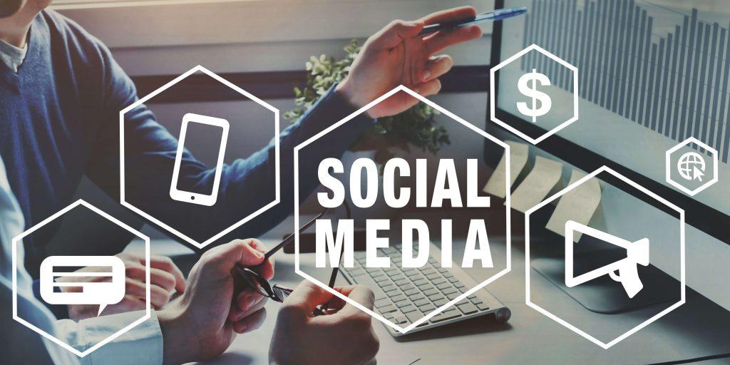 Immagine che descrive un pc appoggiato su una scrivania con una persona che sta facendo un social media audit